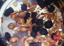 Illustration of how to make black plum soup 2