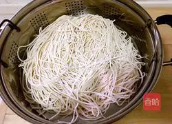 Illustration of how to make steamed braised noodles 3