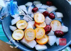 Illustration of how to make kumquat, snow pear and red date soup 8