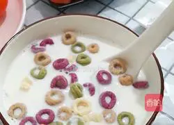 Illustration of how to make banana milk swallow cereal circle 7
