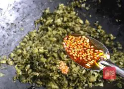 Illustration of making steamed stuffed buns stuffed with lotus root and sauerkraut 9