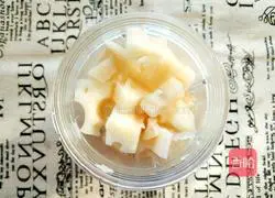 Illustration of how to make fruit lotus root soup 2