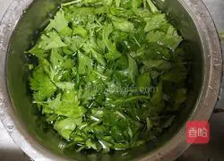  Illustration of how to make celery leaf egg pancake 1