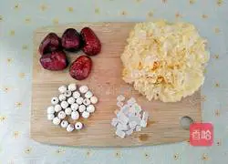 Illustration of Tremella, Red Dates and Lotus Seed Soup 1