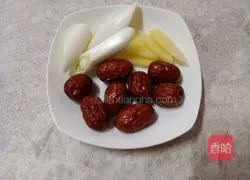 Illustration of how to make red date and lotus root chicken soup 3