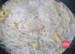 Green pepper Illustration of how to make shredded pork and fresh shrimp noodles 8