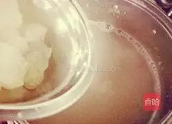 Illustration of how to make lotus seed lily sugar water 6