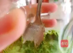 Illustration of how to make matcha milk tea 5