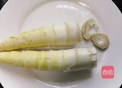 Illustration of how to make spring bamboo shoots and pork ribs soup 3