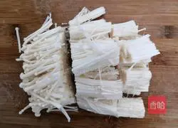 Illustration of how to make tomato and enoki mushroom tofu soup 6