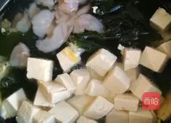 Illustration of how to make wakame, shrimp, egg and tofu soup 5