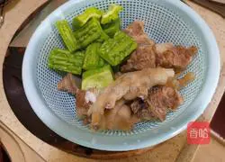 Bitter Melon Chicken Feet and Spare Ribs Soup Illustration of how to do it 3