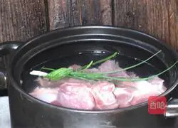 Illustration of how to make chestnut, radish and pork bone soup 3