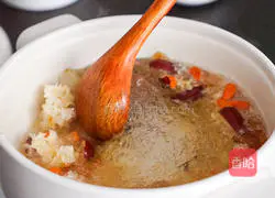 Peach gum snow swallow and white fungus sweet soup, a woman's collagen beauty soup! Illustration of how to make it 4