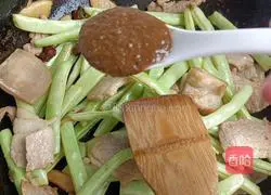 Illustration of how to make potatoes and stewed beans and pancakes in one pot 7