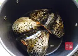 Illustration of how to make tofu and fish head soup 2