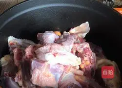 Illustration of making red date and mushroom old chicken soup 5