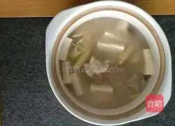 Illustration of how to make three fresh large bone tofu soup 4