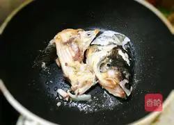 Illustration of how to make fish head and tofu soup 4