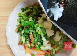 Illustration of how to make oily trousers and noodles (one of the eight weird things in Shaanxi) 12