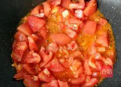 Illustration of how to make tomato sauce, luffa and mushroom soup 9