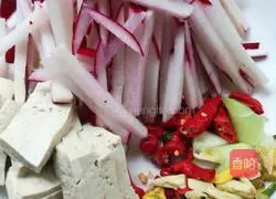 Illustration of how to make small fish stewed with tofu 2