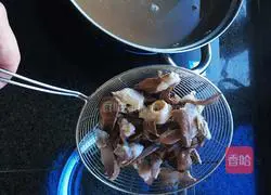 Illustration of how to make healthy and nourishing pig heart soup 3