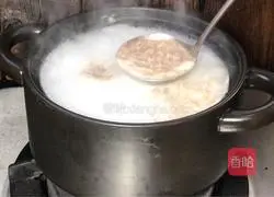 Illustration of how to make chestnut, radish and pork bone soup 4