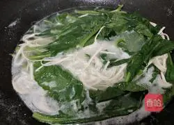 Illustration of how to make egg noodles in sour soup 8
