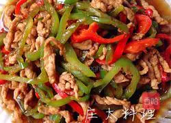 Illustration of how to stir-fry shredded pork with pepper 11