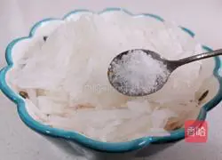 Illustration of how to make shredded radish beef pie 4