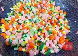 Illustration of how to make diced colorful vegetables and ham 15