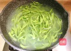 Illustration of how to make mulberry leaf hand-rolled noodles 16