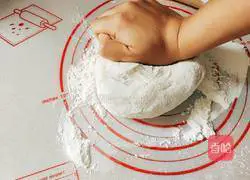 Illustration of how to make pork rose steamed buns 10