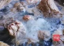 Corn, lotus root and peanut tube bone soup recipe 4