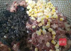 Illustration of how to make delicious shrimp and meat wontons 8