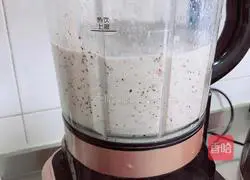 Illustration of how to make black corn and walnut milk drink 8