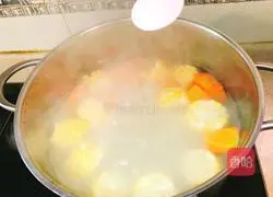 Illustration of how to make braised pork ribs with carrots, horseshoes and corn 10