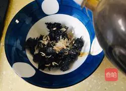 Illustration of how to make seaweed and egg drop soup 4