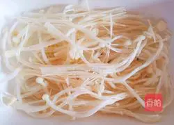 Illustration of how to use golden needle ribbons to welcome the New Year 6