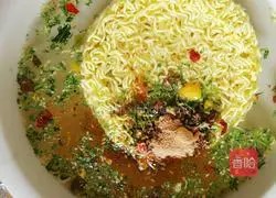 Illustration of how to cook instant noodles in microwave oven 3