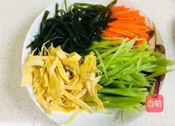 Illustration of how to make four shredded cold noodles 1 