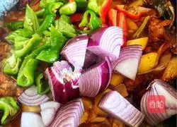 Large Plate of Chicken Braised Flower Rolls Illustration 9