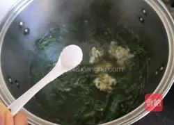 Illustration of how to make wolfberry leaf fish soup 9