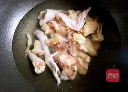 Illustration of how to make mushroom and chicken soup 3