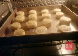 Illustration of how to make baked egg-flavored steamed buns 11