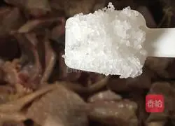 Illustration of how to stew old chicken with parsnips 7