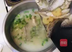 Illustration of how to make scallion and crucian carp soup 9