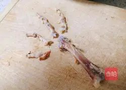 Illustration of how to make boneless spicy and sour chicken feet 8