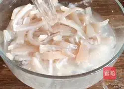 Illustration of home-style fried pork rinds 3